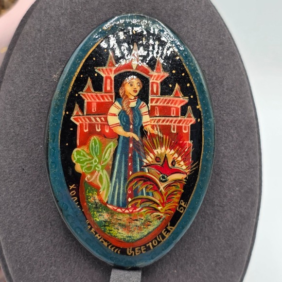 Hand-Painted Russian Lacquer Brooch Oval Folk Art Woman Castle Dragon Vintage - Picture 5 of 10